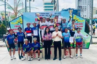 Ban tổ chức trao giải thưởng đồng đội cho các đội đoạt giải.