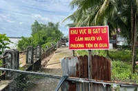 Chính quyền địa phương lắp biển cấm người và phương tiện đi qua khu vực sạt lở. (Ảnh: HOÀNG TRUNG)