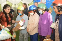 Bà Nguyễn Thị Thạnh trao quà cho hộ nghèo tại xã Phước Mỹ Trung, tỉnh Vĩnh Long.