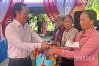 Đồng Chí Huỳnh Thành Đạt trao quà cho bà con xã An Định (tỉnh Vĩnh Long).