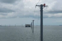 Trụ dẫn điện từ biển vào đất liền của Công ty cổ phần Tân Hoàn Cầu gặp sự cố nghiêng, đổ do gió lớn. (Ảnh: HOÀNG TRUNG)