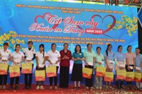 Lãnh đạo tham dự Chương trình tặng quà cho công nhân lao động.