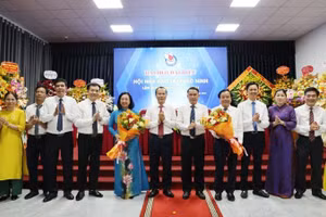 Đại diện lãnh đạo Trung ương Hội Nhà báo và lãnh đạo tỉnh Bắc Ninh chúc mừng Ban Chấp hành Hội nhà báo tỉnh Bắc Ninh nhiệm kỳ 2026-2031.