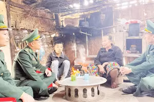Cán bộ Đồn Biên phòng Cửa khẩu Chiềng Khương, Ban Chỉ huy Bộ đội Biên phòng tỉnh Sơn La trò chuyện thăm hỏi, động viên bà Nang Nọi Phôm Mi Xay và Thạo Phe.