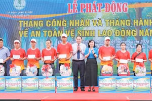 Lãnh đạo Tập đoàn Công nghiệp cao-su Việt Nam và Công đoàn cao-su Việt Nam trao quà tặng công nhân có hoàn cảnh khó khăn.