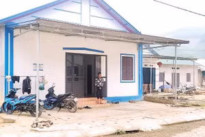 Căn nhà của ông Lý Văn Phình ở khu tái định cư Liên Phương, xã Văn Lăng được xây dựng khang trang.
