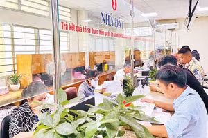 Người dân thực hiện thủ tục hành chính tại Trung tâm Phục vụ hành chính công phường Gò Vấp, Thành phố Hồ Chí Minh.