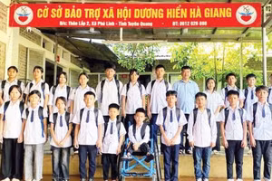 Anh Nguyễn Văn Diện và trẻ mồ côi được nuôi dưỡng tại Cơ sở bảo trợ xã hội Dương Hiển.