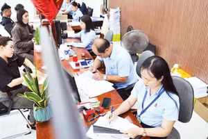 Cán bộ làm việc tại Trung tâm phục vụ hành chính công phường Hải Châu, Đà Nẵng. (Ảnh: ANH ĐÀO)