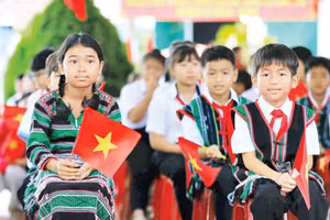 Học sinh Trường tiểu học Nguyễn Văn Trỗi ở xã biên giới Thuận An trong lễ khai giảng.