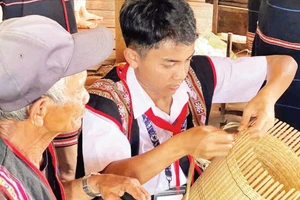 Truyền nghề cho thế hệ trẻ.