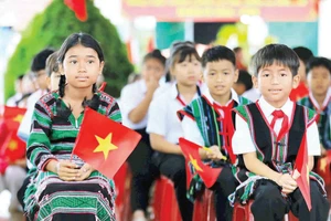 Học sinh Trường tiểu học Nguyễn Văn Trỗi ở xã biên giới Thuận An trong lễ khai giảng.