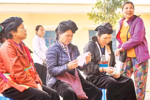 Phụ nữ dân tộc Dao ở xã Mường Chiềng (Đà Bắc) chia sẻ với nhau những dòng chữ trên toa thuốc-việc mà trước đây họ từng phải nhờ người khác làm giúp.