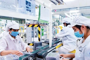 Công nhân Khu công nghiệp Bình Xuyên làm việc trong môi trường xanh, thân thiện môi trường.