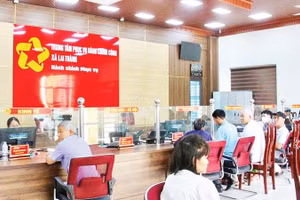 Người dân thực hiện thủ tục hành chính tại Trung tâm Phục vụ hành chính công xã Lai Thành.