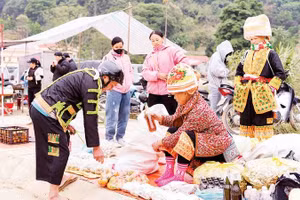 Đồng bào dân tộc mua bán nông sản tại chợ phiên Ba Sơn. (Ảnh QUỐC ĐẠT)