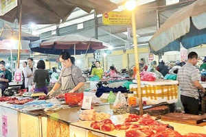 Bên cạnh việc kiểm soát cơ sở giết mổ gia súc, gia cầm, các ngành chức năng cần siết chặt quản lý tại các chợ dân sinh.