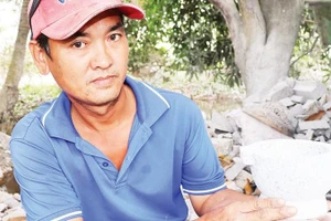 Thợ Nguyễn Ngọc Sĩ níu giữ nghề làm cối đá.