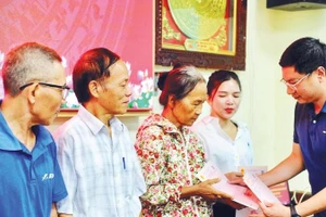 Đại diện chính quyền xã Triệu Việt Vương, tỉnh Hưng Yên trao giấy chứng nhận quyền sử dụng đất cho người dân.