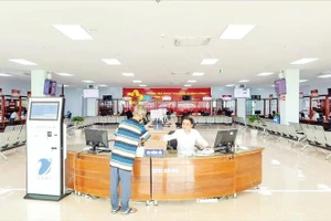 Cán bộ Trung tâm Phục vụ hành chính công hướng dẫn người dân thực hiện thủ tục hành chính.