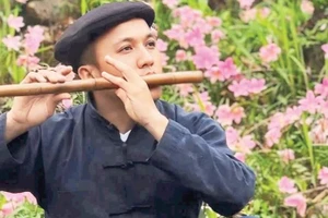 Sùng Mạnh Hùng, người truyền tải hình ảnh du lịch Cao nguyên đá Đồng Văn đến du khách.