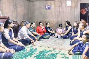 Các nghệ nhân Cơ Ho ở xã Bảo Thuận, tỉnh Lâm Đồng trao truyền các làn điệu dân ca cho lớp trẻ.