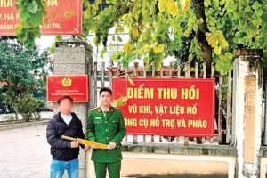 Một người dân tự nguyện giao nộp vũ khí thô sơ cho Công an xã Liên Minh.