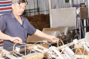 Nhờ nguồn vốn vay từ Ngân hàng Chính sách xã hội, ông Nguyễn Văn Út đã đầu tư máy móc, mở rộng sản xuất, góp phần phát triển kinh tế gia đình.