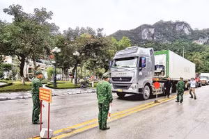 Lực lượng chức năng kiểm tra phương tiện qua cửa khẩu quốc tế Hữu Nghị.