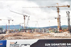 Không khí khẩn trương tại công trường mở rộng sân bay Phú Quốc nhằm tăng năng lực đón khách quốc tế.