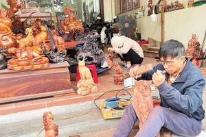 Ông Nguyễn Văn Cừ chạm khắc sản phẩm ngựa gỗ mỹ nghệ.