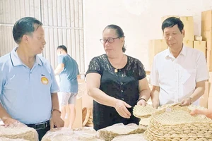 Những sản phẩm thủ công từ cói, bèo, dây giấy của Nghệ nhân Ưu tú Phạm Thị Ngắn (thứ 2 từ trái sang).