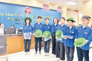 Đội hình thanh niên tình nguyện hỗ trợ vận hành mô hình chính quyền địa phương 2 cấp tại phường Ngô Quyền (Hải Phòng).