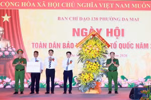 Thượng tướng Nguyễn Văn Long (ngoài cùng, bên phải) tặng hoa chúc mừng cán bộ, nhân dân phường Đa Mai tại ngày hội. (Ảnh: LINH THẠCH)