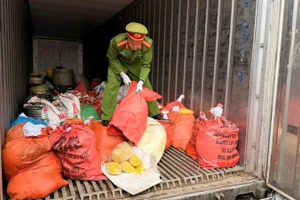 Lực lượng công an kiểm tra xe vận chuyển riềng xay bị trộn hóa chất.