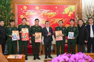 Đồng chí Lê Quốc Minh, Tổng Biên tập Báo Nhân Dân (giữa) cùng Đoàn công tác Báo Nhân Dân tặng ấn phẩm Báo Nhân Dân Tết 2026 đến Sư đoàn 325.