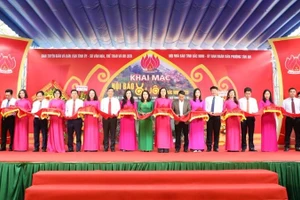 Các đại biểu cắt băng khai mạc Hội báo xuân Bắc Ninh 2026.