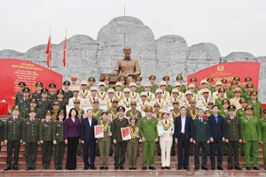 Các đại biểu và những tấm gương tiêu biểu trong lực lượng Công an và bảo vệ an ninh trật tự ở cơ sở chụp ảnh lưu niệm.
