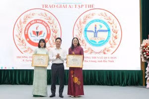 Đại diện Ban tổ chức trao giải A cho các tập thể đoạt giải.