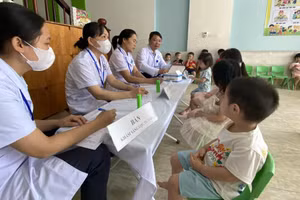 Trạm Y tế phường Tiền Phong khám sức khỏe định kỳ cho trẻ em mầm non.