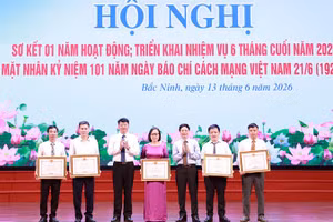 Lãnh đạo Báo và Phát thanh, Truyền hình Bắc Ninh trao Bằng khen của Chủ tịch tỉnh Bắc Ninh cho các cá nhân có thành tích xuất sắc trong công tác.