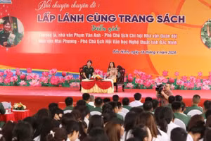 Nói chuyện chuyên đề "Lấp lánh cùng trang sách" của hai nhà văn Phạm Vân Anh và Mai Phương trong chuỗi sự kiện Ngày Sách và Văn hóa đọc Việt Nam tại Bắc Ninh.