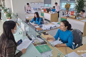 Cán bộ ngân hàng Chính sách xã hội tỉnh Bắc Ninh tư vấn khách hàng đến vay tiền mua nhà ở xã hội.