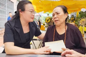 Đồng chí Thái Hải Anh trao kinh phí hỗ trợ đến gia đình nạn nhân.