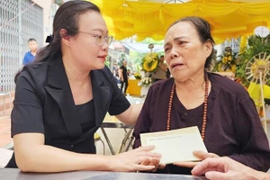 Đồng chí Thái Hải Anh trao kinh phí hỗ trợ đến gia đình nạn nhân.