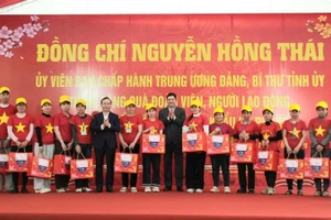 Đồng chí Nguyễn Hồng Thái, Bí thư Tỉnh ủy Bắc Ninh (áo đen bên phải) tặng quà cho đoàn viên, người lao động tại Công ty cổ phần May xuất khẩu Hà Phong.