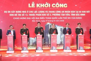 Các đại biểu nhấn nút khởi công dự án.