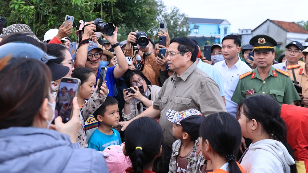 Trước khi di chuyển vào xã Hòa Thịnh, Thủ tướng Phạm Minh Chính thăm, động viên bà con nhân dân thôn Phú Thứ, xã Tây Hòa. (Ảnh: VGP/Nhật Bắc)