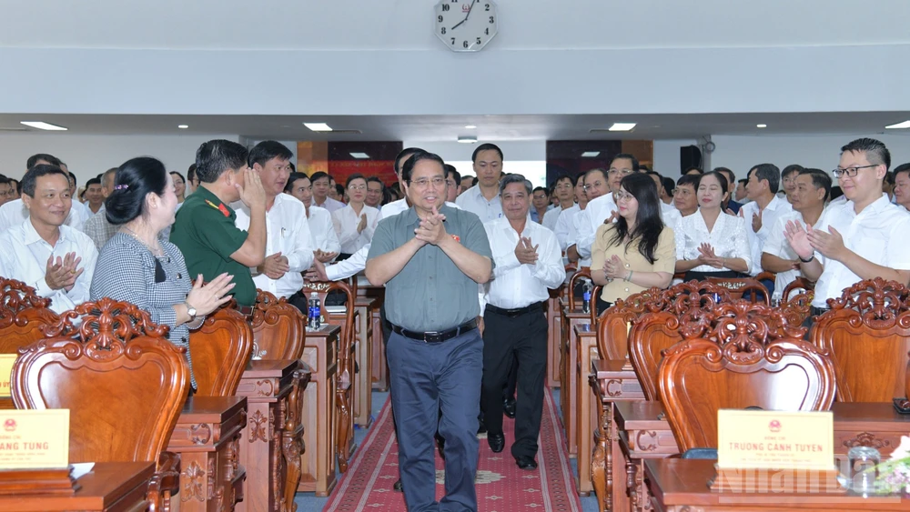 Thủ tướng Phạm Minh Chính tới dự Hội nghị tiếp xúc cử tri trước Kỳ họp thứ 10, Quốc hội khóa XV với lãnh đạo chủ chốt 103 xã, phường trên địa bàn thành phố Cần Thơ. (Ảnh: Thanh Giang)