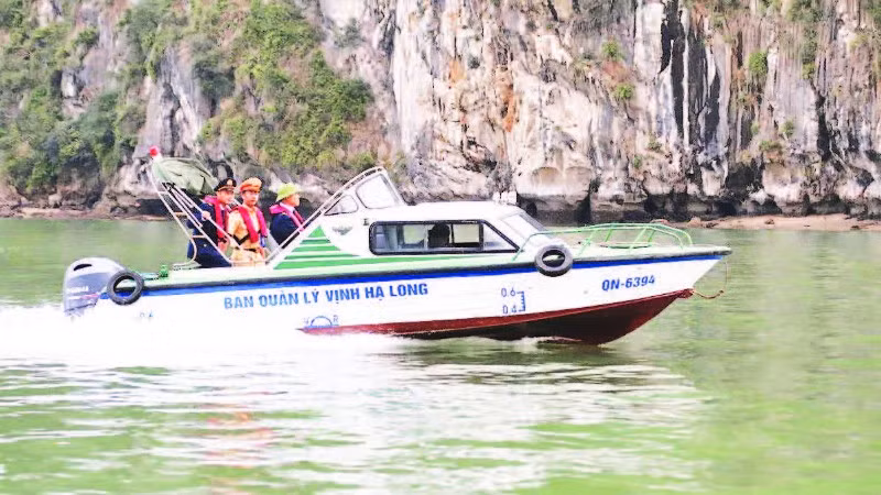 Lực lượng liên ngành tăng cường tuần tra, kiểm soát trên vịnh Hạ Long (Ảnh CÔNG AN QUẢNG NINH)